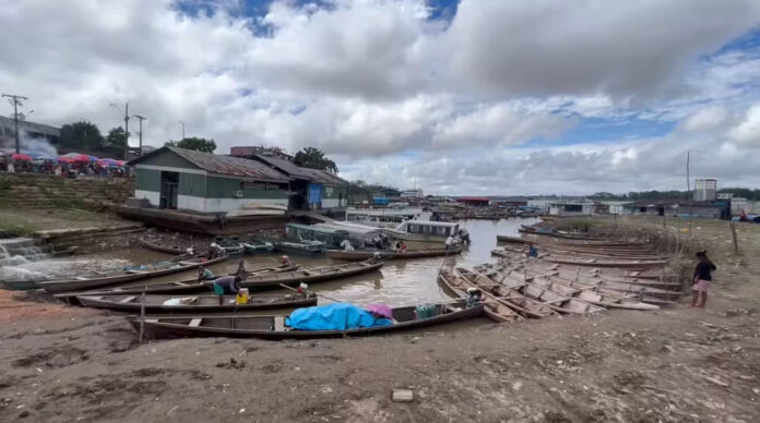 Seca atípica no Rio Solimões prejudica navegação em Tabatinga e Coari. Entenda o fenômeno que faz o rio descer durante a cheia.