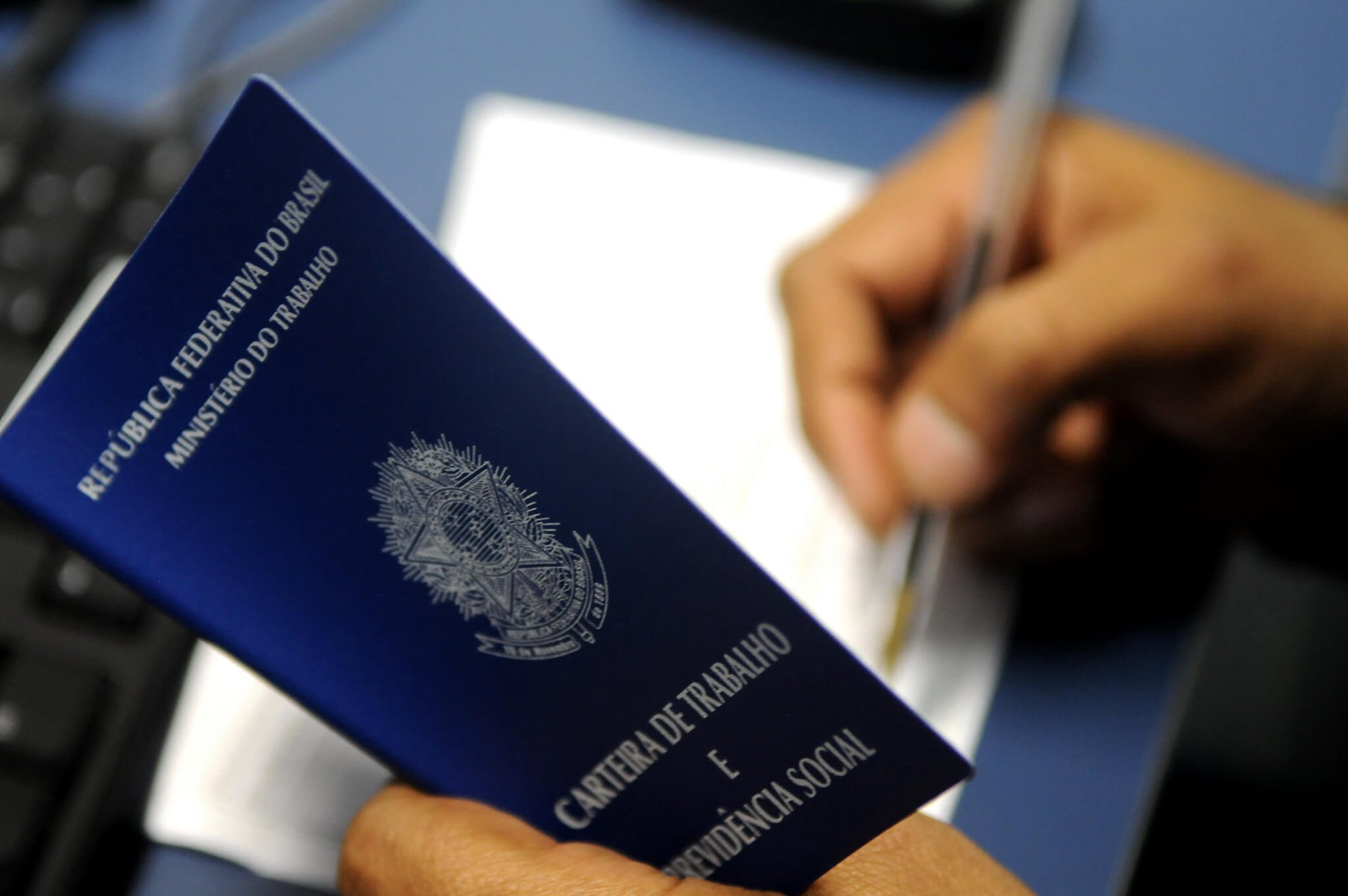 Veja a nova tabela do Seguro-Desemprego 2026. Confira os valores atualizados pelo INPC, regras de cálculo, teto do benefício e como solicitar.