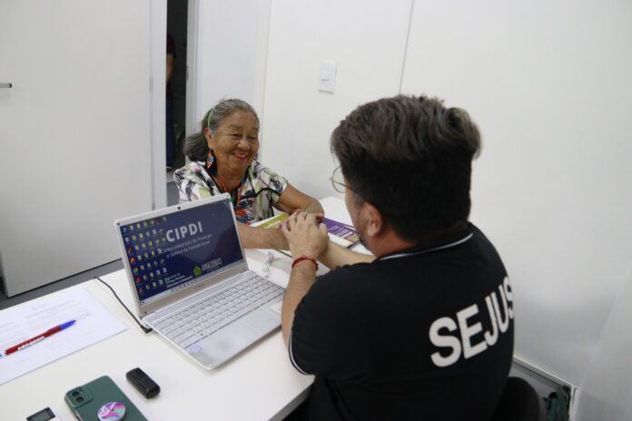 O Amazonas registrou 5,8 mil casos de violência contra idosos em 2025, alta de 38%. Saiba quais são as principais violações e onde denunciar.