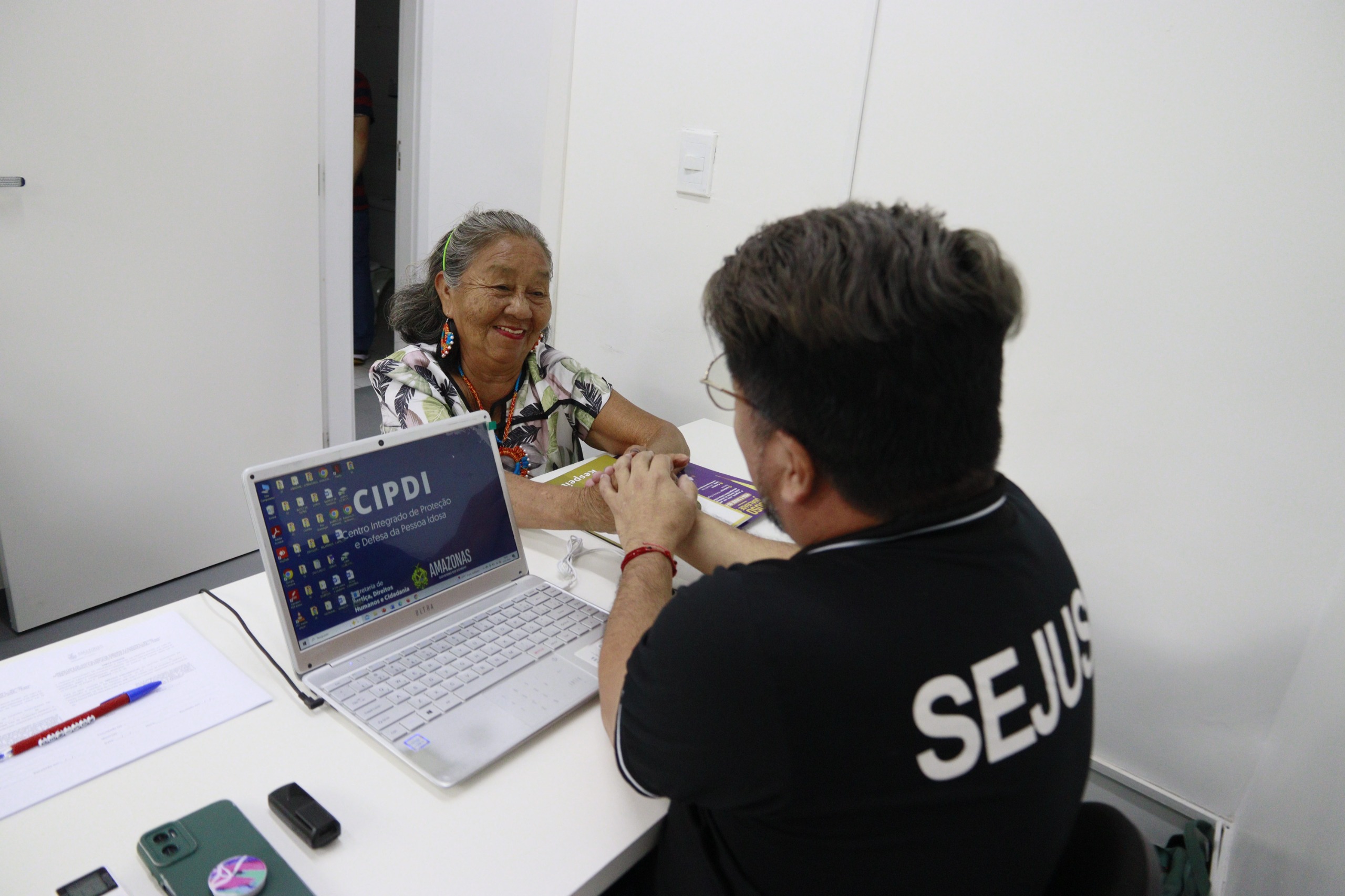 O Amazonas registrou 5,8 mil casos de violência contra idosos em 2025, alta de 38%. Saiba quais são as principais violações e onde denunciar.