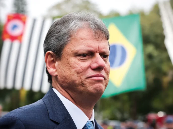 Tarcísio de Freitas adia a visita a Bolsonaro na Papudinha alegando compromissos em SP.