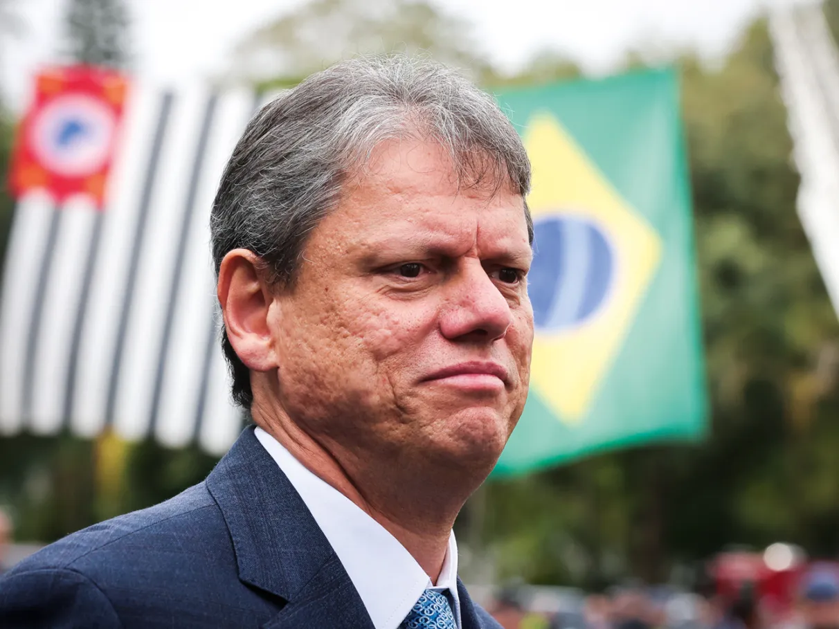 Tarcísio de Freitas adia a visita a Bolsonaro na Papudinha alegando compromissos em SP.