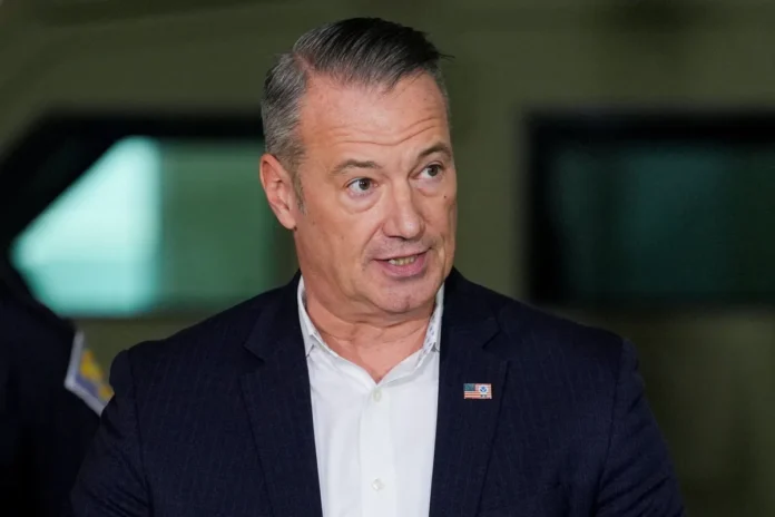 O chefe do ICE deve explicar falhas judiciais sob risco de prisão.