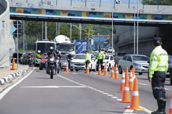 Operação de fiscalização de trânsito em Manaus aborda 700 veículos na Av. das Torres. Ação focou em segurança e apreendeu carros irregulares.