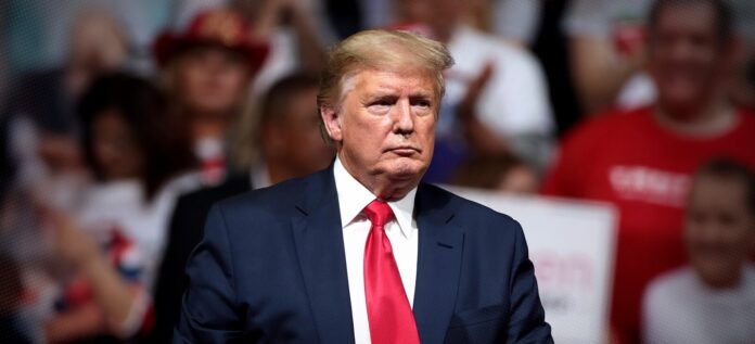 Tarifas de Trump miram 8 países com taxas de até 25% para forçar compra da Groenlândia. Entenda a crise diplomática e o impacto na OTAN.