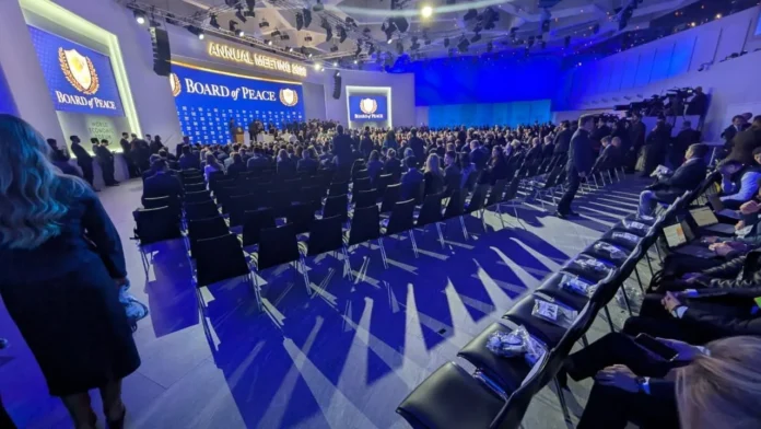 Trump lança Conselho de Paz focado na reconstrução de Gaza, desarmamento do Hamas e retirada de Israel.