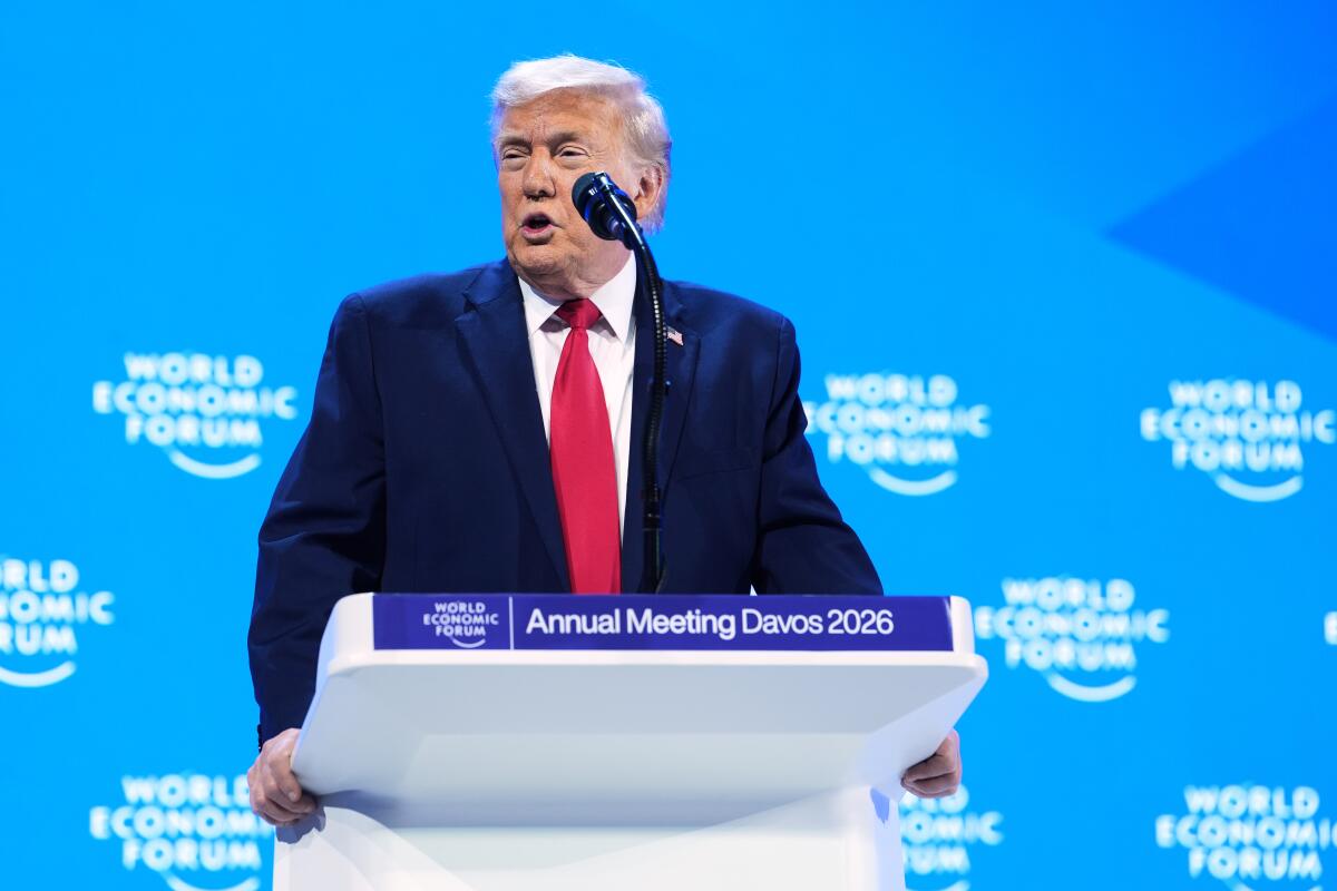 Em Davos, presidente dos EUA aborda relação entre Trump e Groenlândia. Ele nega uso de força militar mas reitera desejo de compra e critica a Europa.