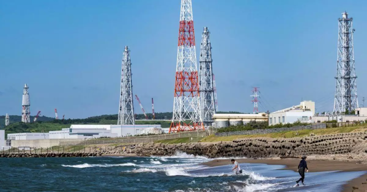 Japão religa e desliga maior usina nuclear do mundo após alarme. Episódio reacende debate sobre segurança e retomada da energia nuclear.