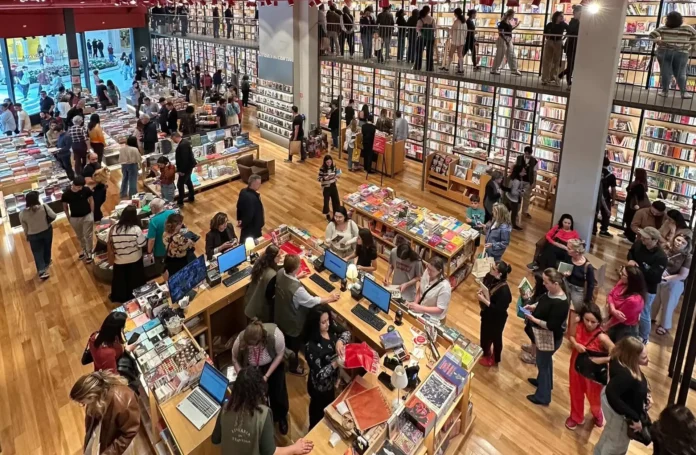 O varejo de livros no Brasil cresceu em 2025, superando R$ 3 bilhões em receita.