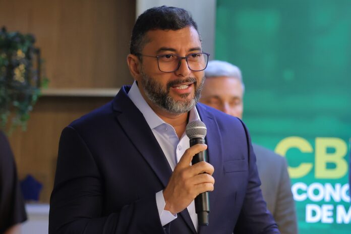 O governador Wilson Lima afirma que cumprirá mandato até 2027, priorizando obras e saúde, sem antecipar debates políticos eleitorais no Amazonas.