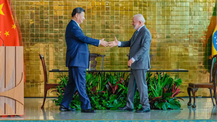 Xi e Lula discutem o papel da ONU e a estabilidade global após anúncio de Conselho de Paz por Trump.