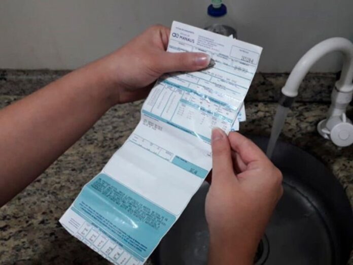 Saiba o motivo do aumento na conta de água em Manaus. Reajuste de 6,74% soma inflação e repasses da pandemia. Entenda o cálculo da nova tarifa.