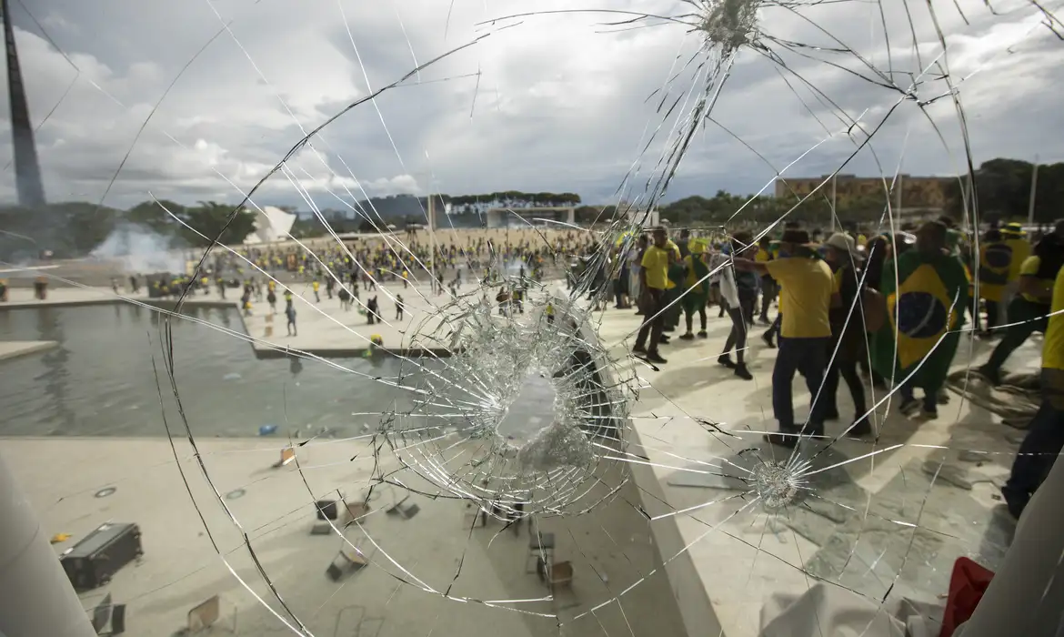 Três anos após o 8 de janeiro, confira a cronologia completa da tentativa de golpe, dos bloqueios em rodovias e acampamentos até os atentados em Brasília.