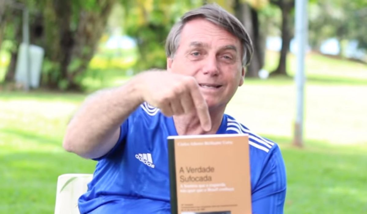 Defesa de Bolsonaro pede ao STF autorização para programa de remição de pena pela leitura. Medida pode reduzir 4 dias da sentença por livro lido.