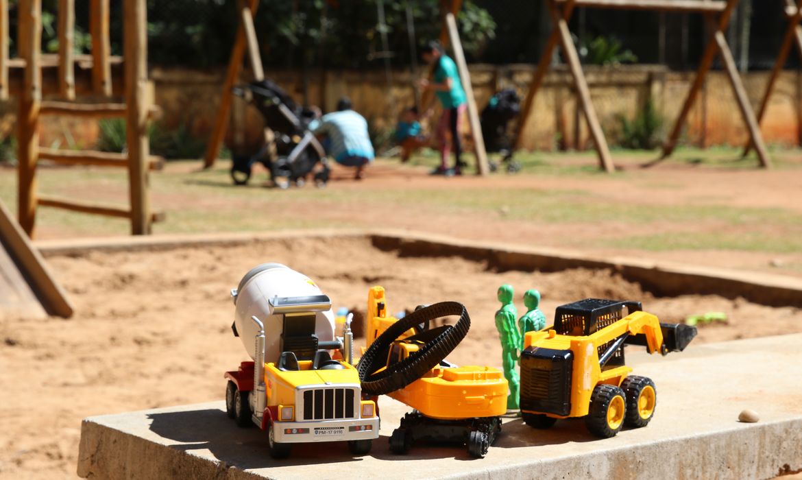 Saiba como evitar acidentes nas férias escolares. Veja dicas de pediatras sobre segurança em casa, praias e brincadeiras para proteger as crianças no verão.
