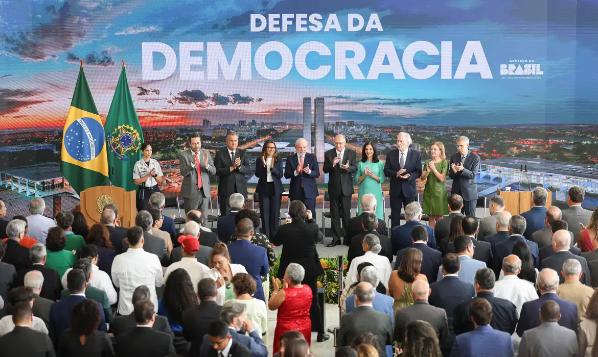 O presidente Lula vetou integralmente o PL da Dosimetria. O texto propunha reduzir penas e alterar cálculos de sentenças do 8 de janeiro.