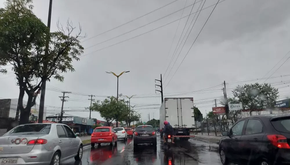 Veja o alerta de chuvas em Manaus emitido hoje. Previsão de ventos e raios até as 19h. Saiba como acionar a Defesa Civil e se proteger.