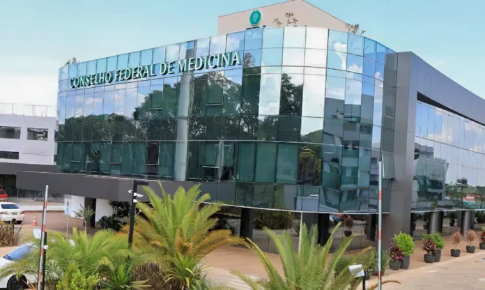 CFM estuda usar o Enamed como critério para registro médico. Debate envolve Inep, MEC, faculdades e entidades da Medicina.