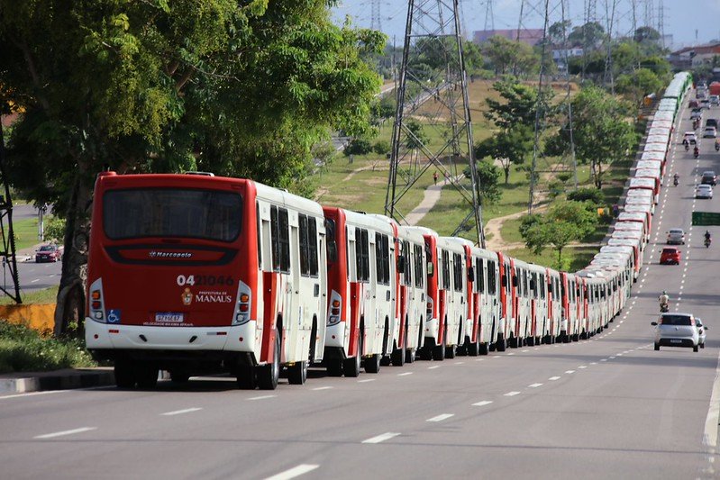Saiba como a renovação do transporte coletivo em Manaus atingiu 484 ônibus e os detalhes sobre o Passe Livre estudantil permanente na capital.