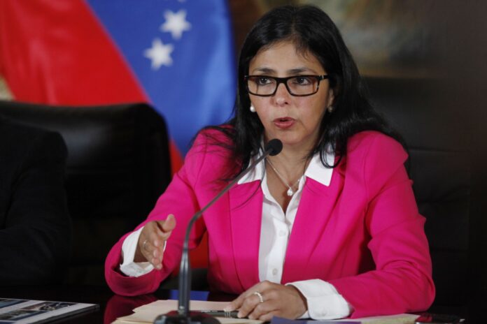 Delcy Rodríguez teria concordado em cooperar com Trump após a captura de Maduro. Saiba mais sobre os bastidores e negociações da crise na Venezuela.