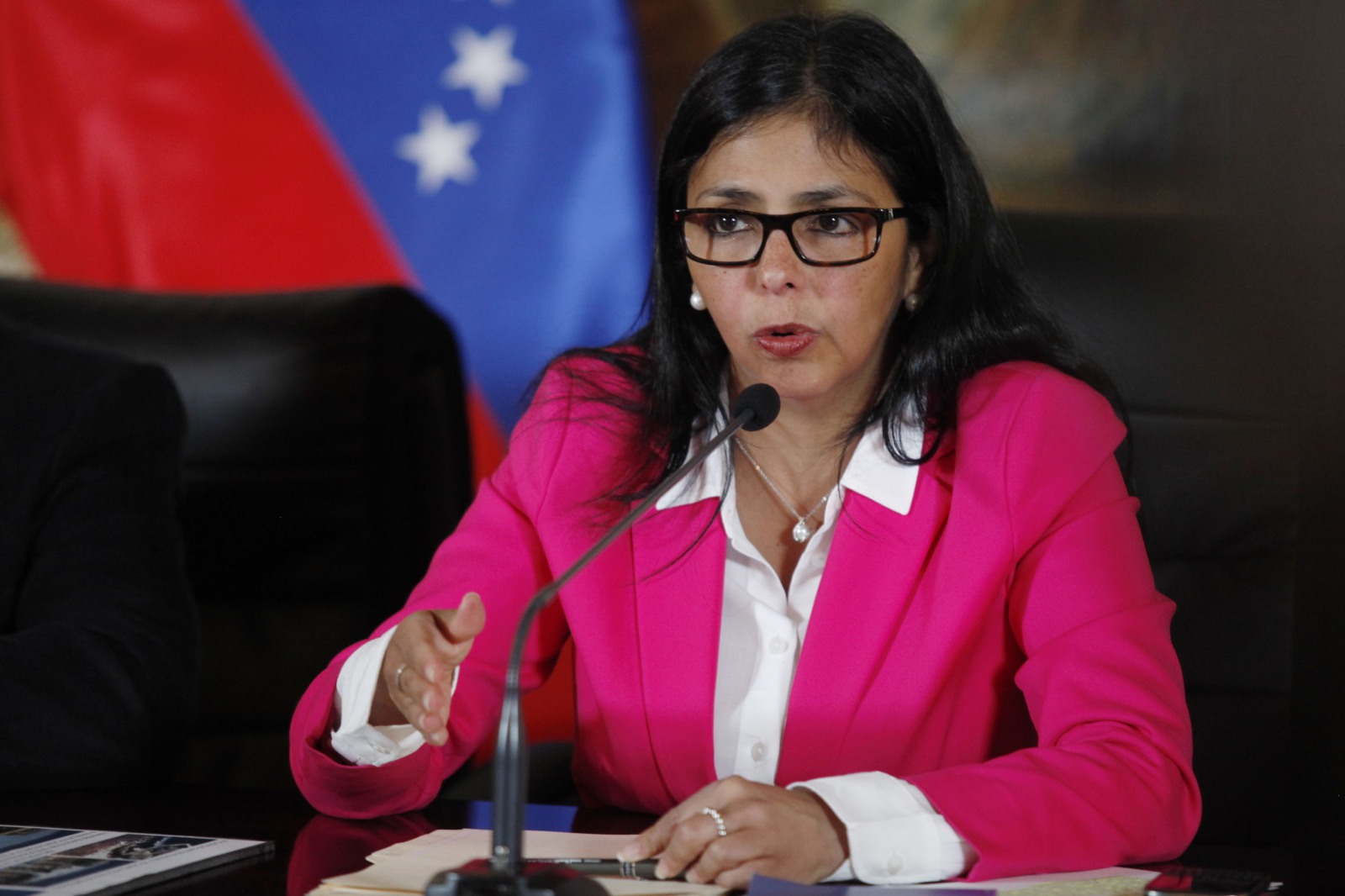 Delcy Rodríguez teria concordado em cooperar com Trump após a captura de Maduro. Saiba mais sobre os bastidores e negociações da crise na Venezuela.