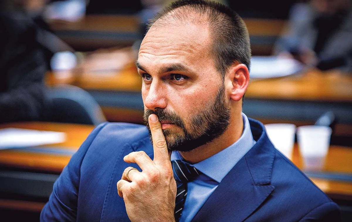 Eduardo Bolsonaro avisa que Tarcísio não tem opção contra a candidatura de Flávio e compara cenário ao de Doria.