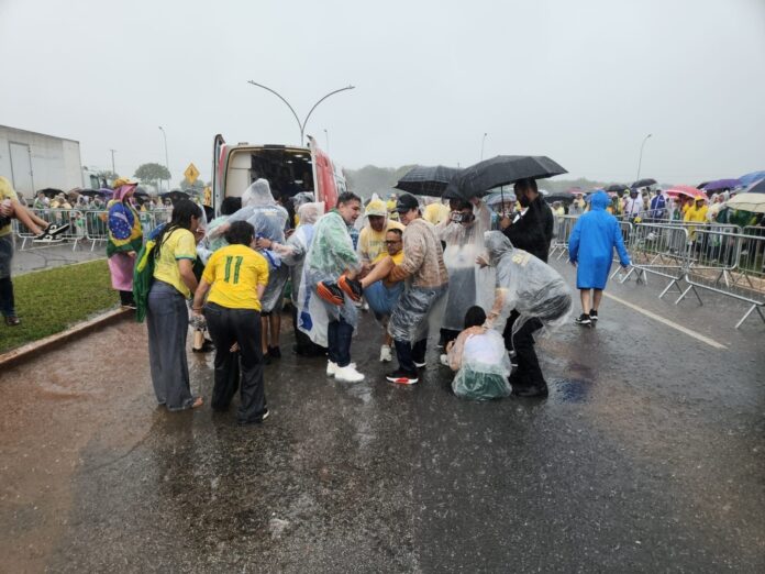 Raio atinge ato de Nikolas Ferreira em Brasília neste domingo. Bombeiros socorreram vítimas da descarga elétrica durante temporal no DF.
