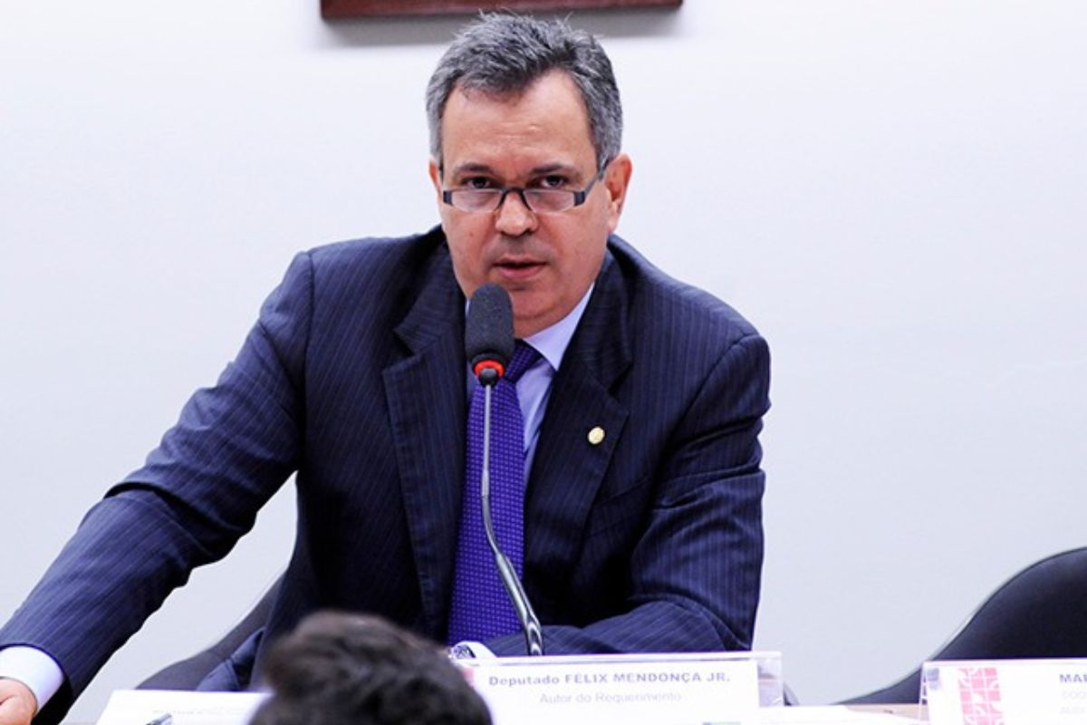 A PF investiga deputado Félix Mendonça Jr por desvio de emendas na Bahia. STF autorizou bloqueio de R$ 24 milhões e buscas na Operação Overclean.