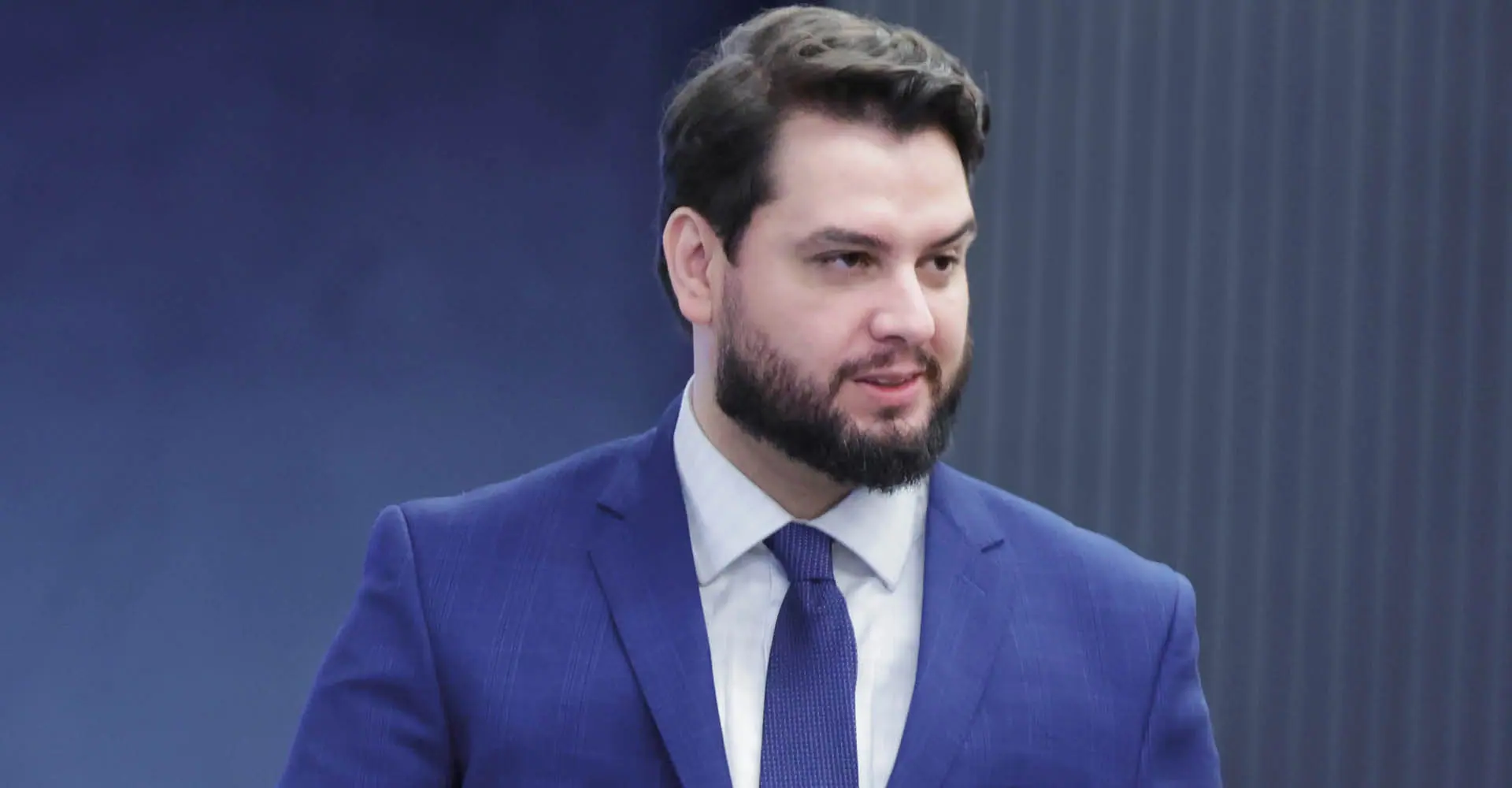 PF prende Filipe Martins nesta sexta (2). Alexandre de Moraes ordenou prisão após uso indevido de redes sociais. Defesa nega acusações.