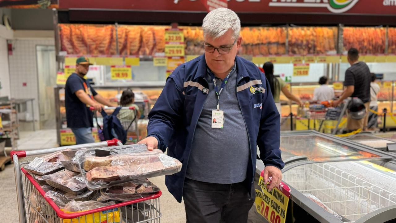 O Procon-AM apreendeu mais de 80 kg de alimentos impróprios em supermercado da zona sul de Manaus. Fiscalização encontrou validade adulterada.