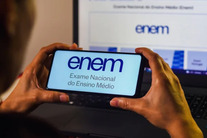 Notas do Enem 2025 já podem ser consultadas na internet. Resultados permitem acesso ao Sisu, Prouni, Fies e certificação do ensino médio.