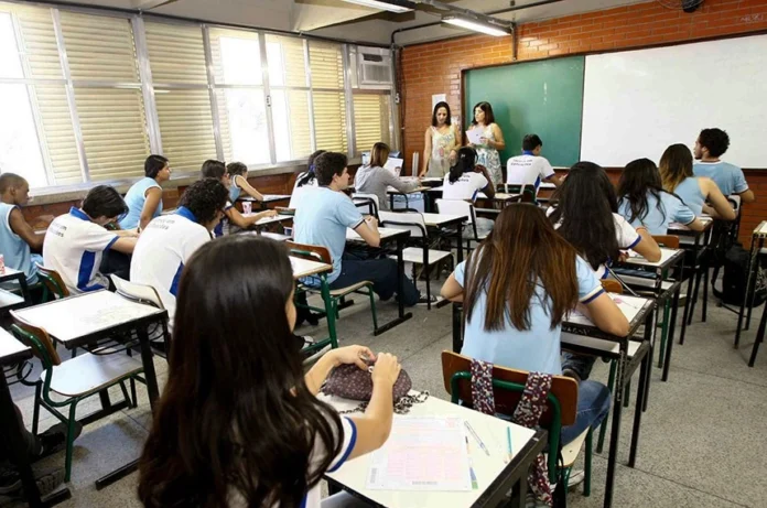 Nova lei sancionada cria incentivo à docência com bolsas para estudantes de licenciatura. Saiba as regras do programa Mais Professores para o Brasil.