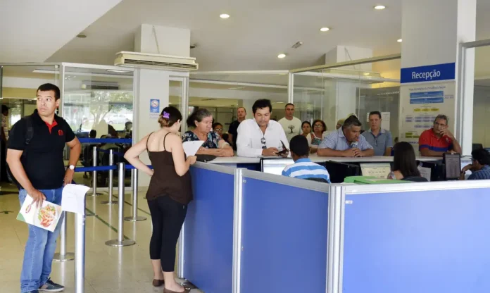 Entenda como a fila do INSS nacional reduziu a espera para 35 dias. Novas regras priorizam BPC e benefícios por incapacidade com gestão unificada.