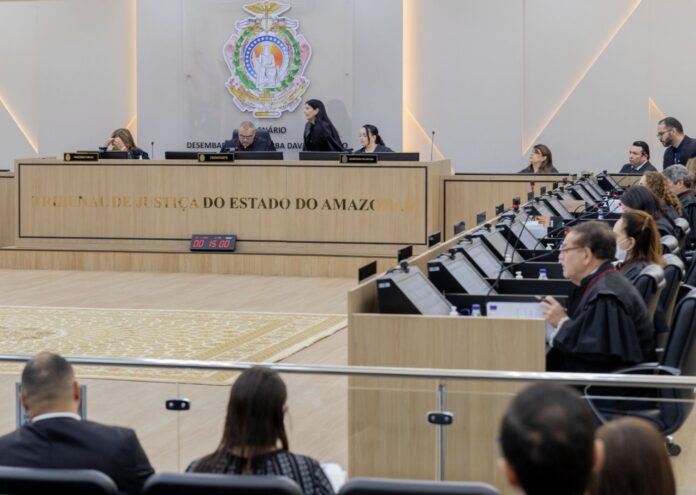 TJAM declara inconstitucional lei que concedia privilégios a advogados presos, como celular e internet. Entenda a decisão sobre isonomia.