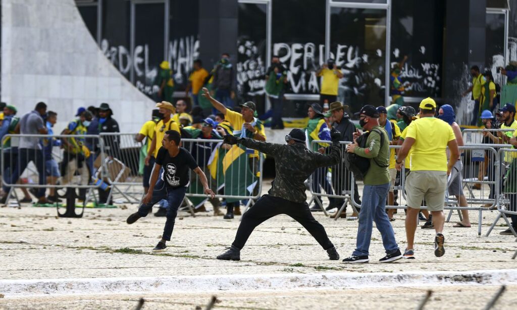 O STF realiza evento sobre o 8 de janeiro com exposições e debates. Programação relembra os atos golpistas e busca a preservação da memória democrática.