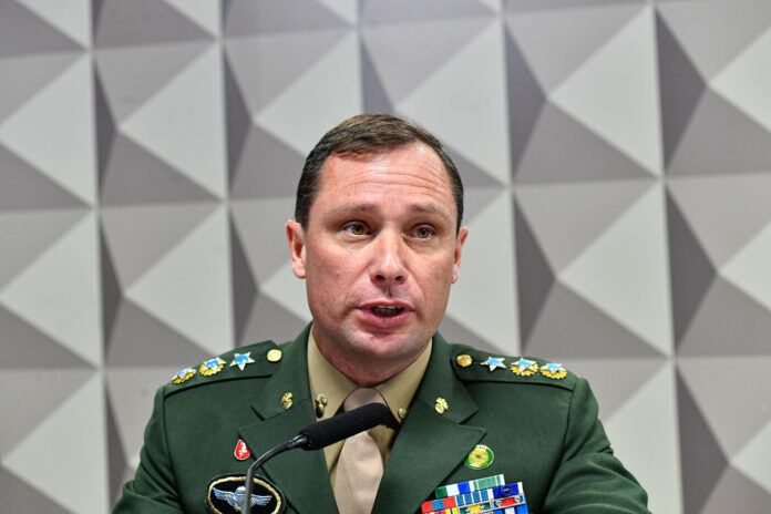 Exército aprova transferência de Mauro Cid para a reserva remunerada. Tenente-coronel cumpre requisitos e mantém salário após decisão do STF.