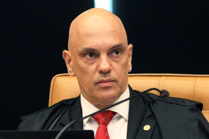 Moraes abre inquérito de ofício para apurar se houve vazamento de dados fiscais de ministros do STF e familiares pela Receita e Coaf. Entenda o caso.