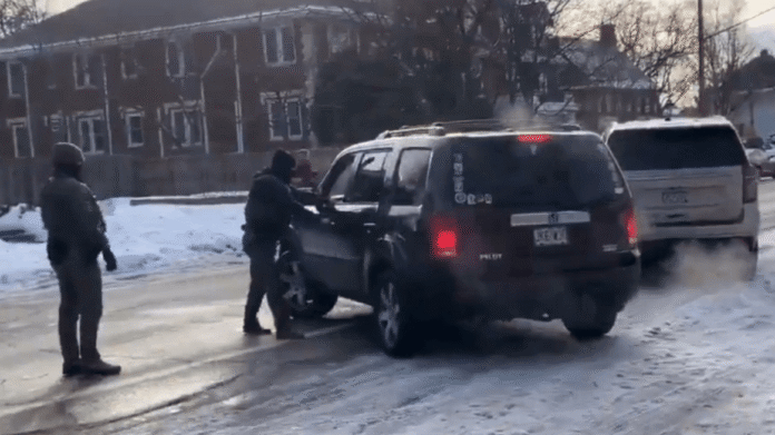 Um agente migratório matou uma mulher em Minneapolis durante operação do ICE. Governo alega legítima defesa; prefeito contesta