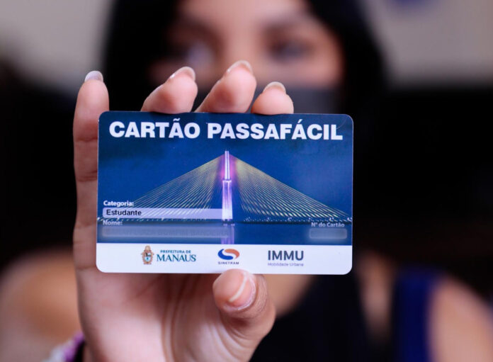 Sinetram confirma a meia-passagem nas férias em Manaus até 28 de fevereiro. Veja como recarregar e as regras para o recadastro estudantil 2026.