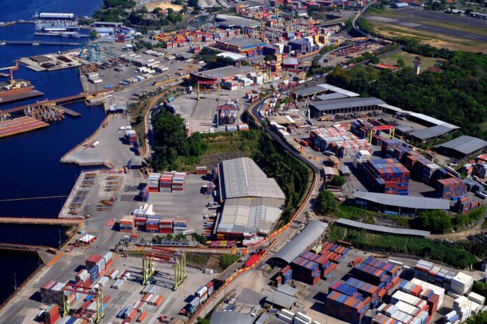 A produção industrial do Amazonas caiu 2,8% em novembro, afetada pelo refino de petróleo. Veja a análise do IBGE e os dados de faturamento da Suframa.