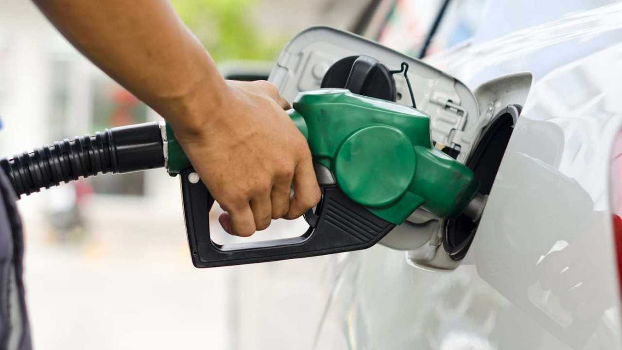 Petrobras reduz preço da gasolina em 5,2% a partir de terça (27). Valor nas refinarias cai para R$ 2,57. Entenda o impacto na inflação e nos postos.