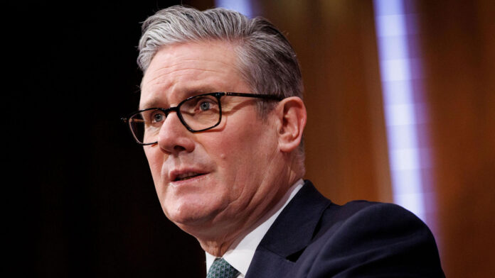 Crise diplomática cresce após Trump minimizar aliados no Afeganistão e provocar reação do Reino Unido, Europa e líderes da OTAN.