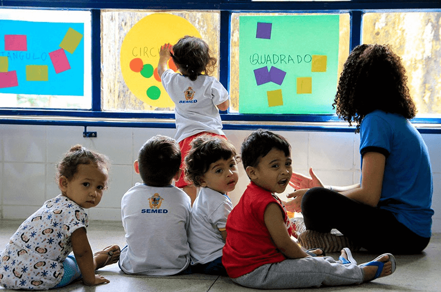 Lei 15.326 reconhece professor da educação infantil na carreira do magistério. Profissionais terão direito ao piso nacional e planos de carreira.