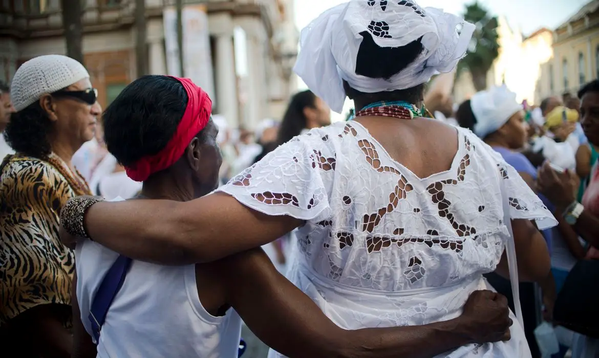 O Amazonas adota medidas contra o racismo religioso e capacita policiais após recomendação do MPF. Entenda as ações e o plano de igualdade racial.