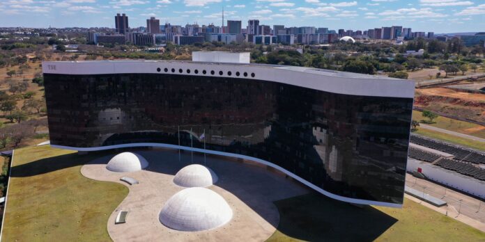 O TSE analisa novas regras para as Eleições 2026 com foco no uso de inteligência artificial e combate à desinformação antes do pleito presidencial.