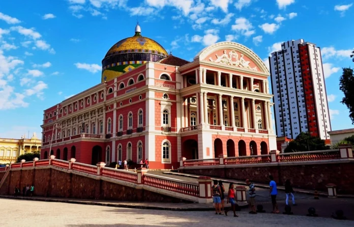 Governo libera R$ 375 mil para projeto de restauro do Teatro Amazonas via PAC. Saiba como será a preservação da cúpula e do patrimônio histórico de Manaus.