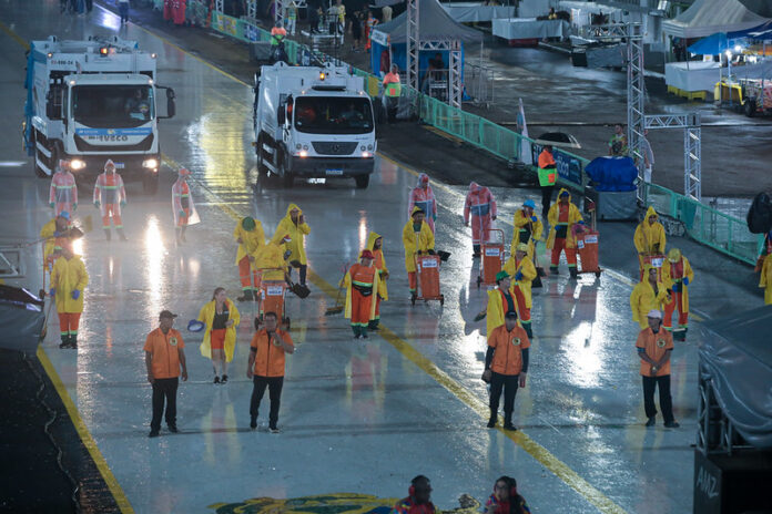 A prefeitura de Manaus recolheu 35 toneladas de lixo no Sambódromo após o Carnaval 2026. A operação focou em reciclagem e limpeza imediata da avenida.