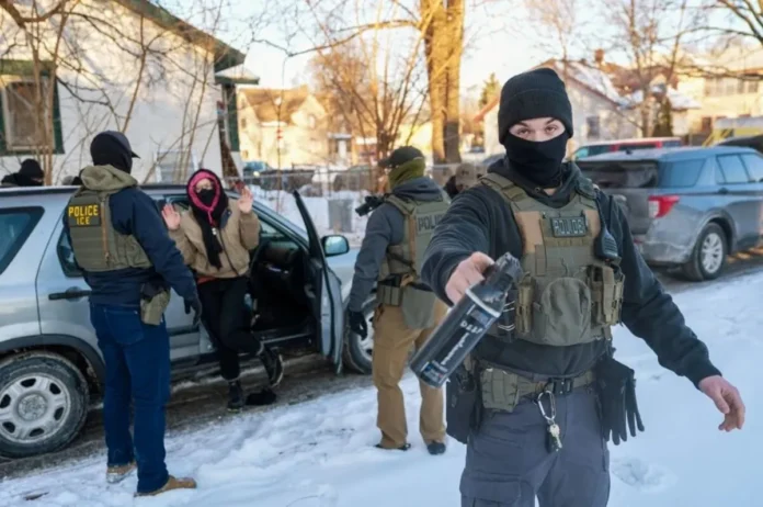 O governo Trump anuncia a saída de 700 agentes federais de Minnesota após acordo de cooperação. Confira os detalhes e o impacto da decisão no estado.