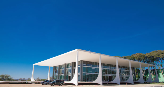 O STF declarou inconstitucional a lei da Escola Sem Partido em município do Paraná. A decisão protege a liberdade de cátedra e a competência da União.