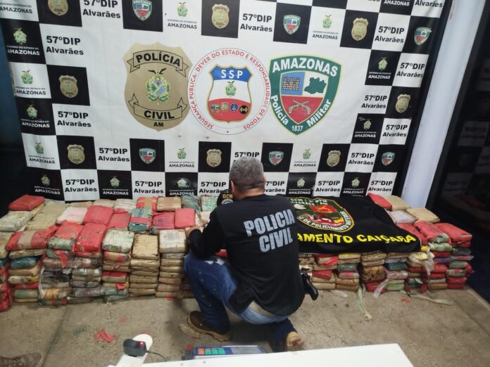 Uma grande apreensão de drogas resultou no confisco de 220 kg de skunk em Barcelos, no Amazonas. A ação da Base Arpão 3 causou prejuízo milionário ao crime.